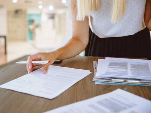Vertrag liegt auf dem Tisch und wird geprüft