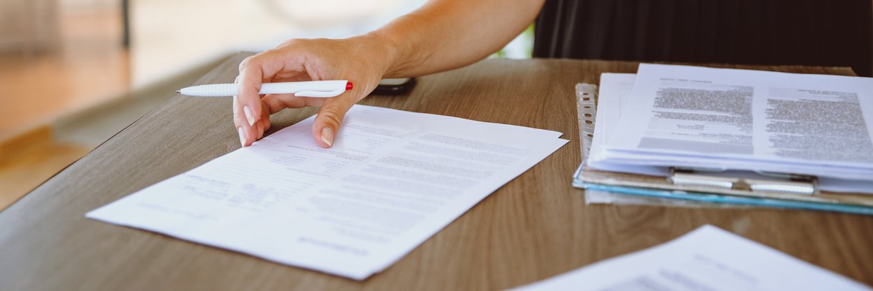 Vertrag liegt auf dem Tisch und wird geprüft